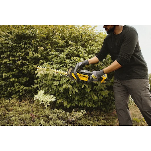 DeWalt DCHT821B 20V 22" Cordless Hedge Trimmer (Tool Only) - Image 7
