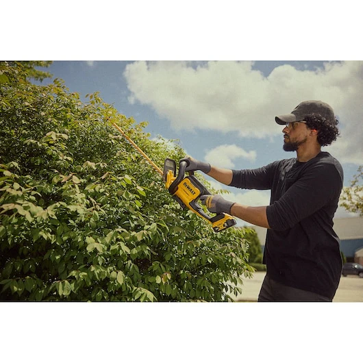 DeWalt DCHT821B 20V 22" Cordless Hedge Trimmer (Tool Only) - Image 9