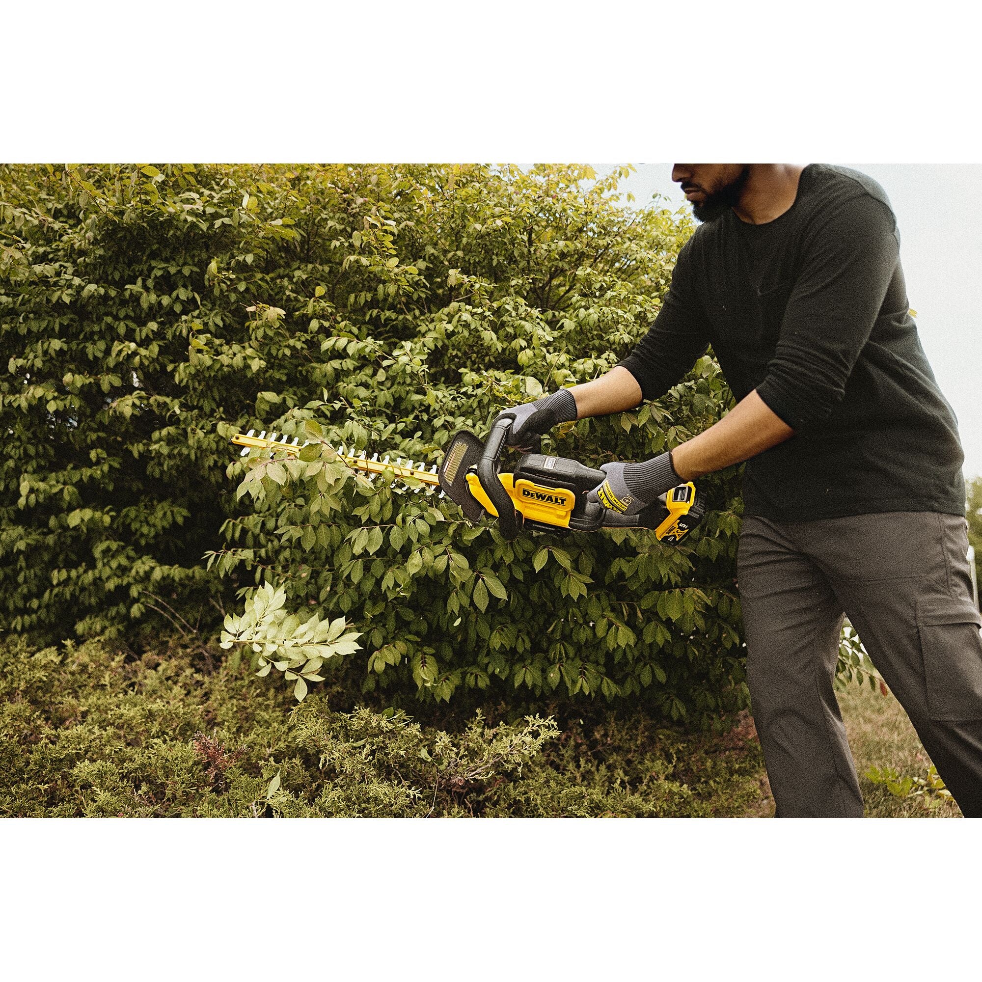 DEWALT DCHT821P1 20V MAX 22 in. Hedge Trimmer Kit - Image 8