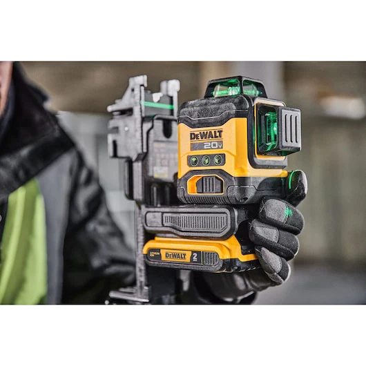 DeWalt DCLE34031D1 +/- 1/8 in @ 30 ft Green 3 x 360 deg Laser Kit - Image 3