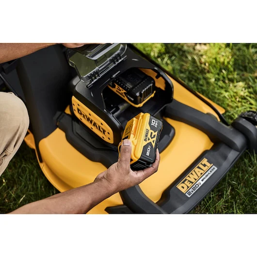 DeWalt DCMWSP256U2-CA 2x20V Self-Propelled Lawn Mower Kit - Image 10