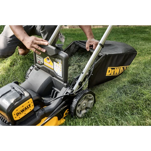 DeWalt DCMWSP256U2-CA 2x20V Self-Propelled Lawn Mower Kit - Image 11