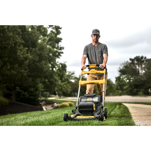 DeWalt DCMWSP256U2-CA 2x20V Self-Propelled Lawn Mower Kit - Image 7