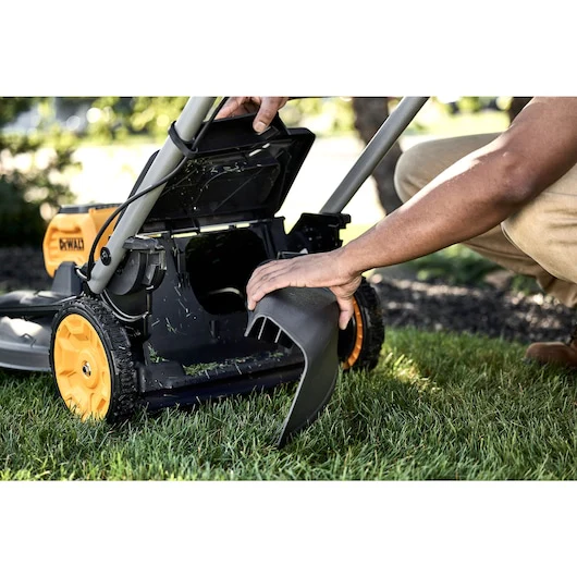 DeWalt DCMWSP256U2-CA 2x20V Self-Propelled Lawn Mower Kit - Image 8