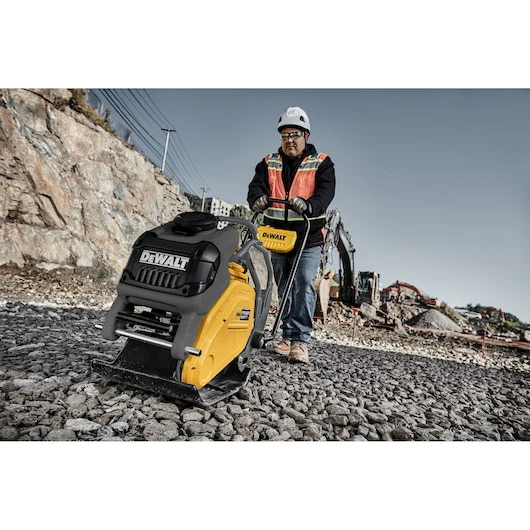 DEWALT DCPS7154AG2 60V POWERSHIFT PLATE COMPACTOR KIT - Image 7