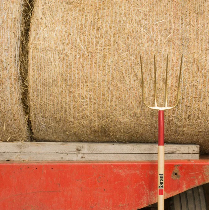 Garant G0413L 48 in. Wooden Handle 4-Tine Manure Pitchfork - Image 4