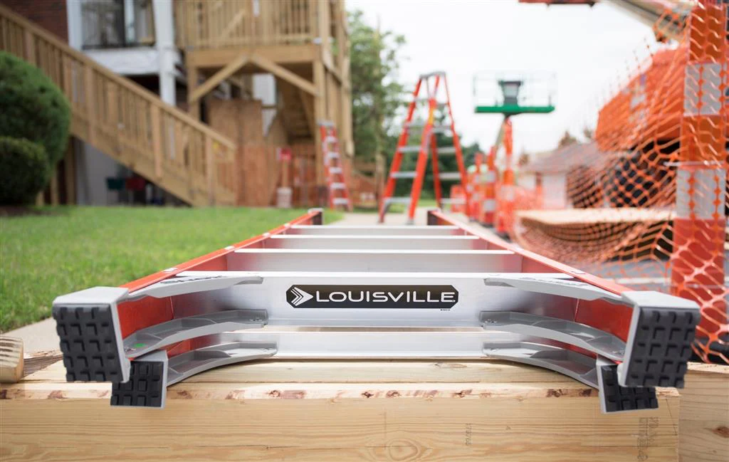 Louisville FXP1710 10 ft. Fiberglass Platform Ladder, 300 Lbs. Grade 1A - Image 4