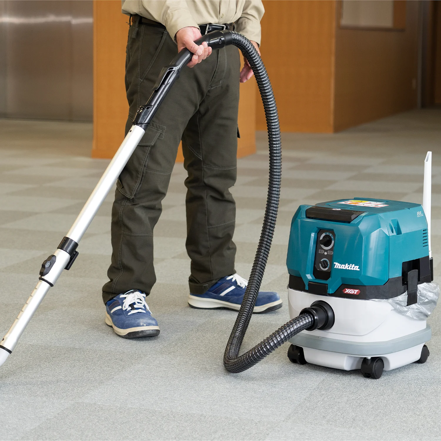 MAKITA VC001GLZ 40V Max XGT BL 8
  L Wet/Dry Vacuum Cleaner, Tool Only - Image 2