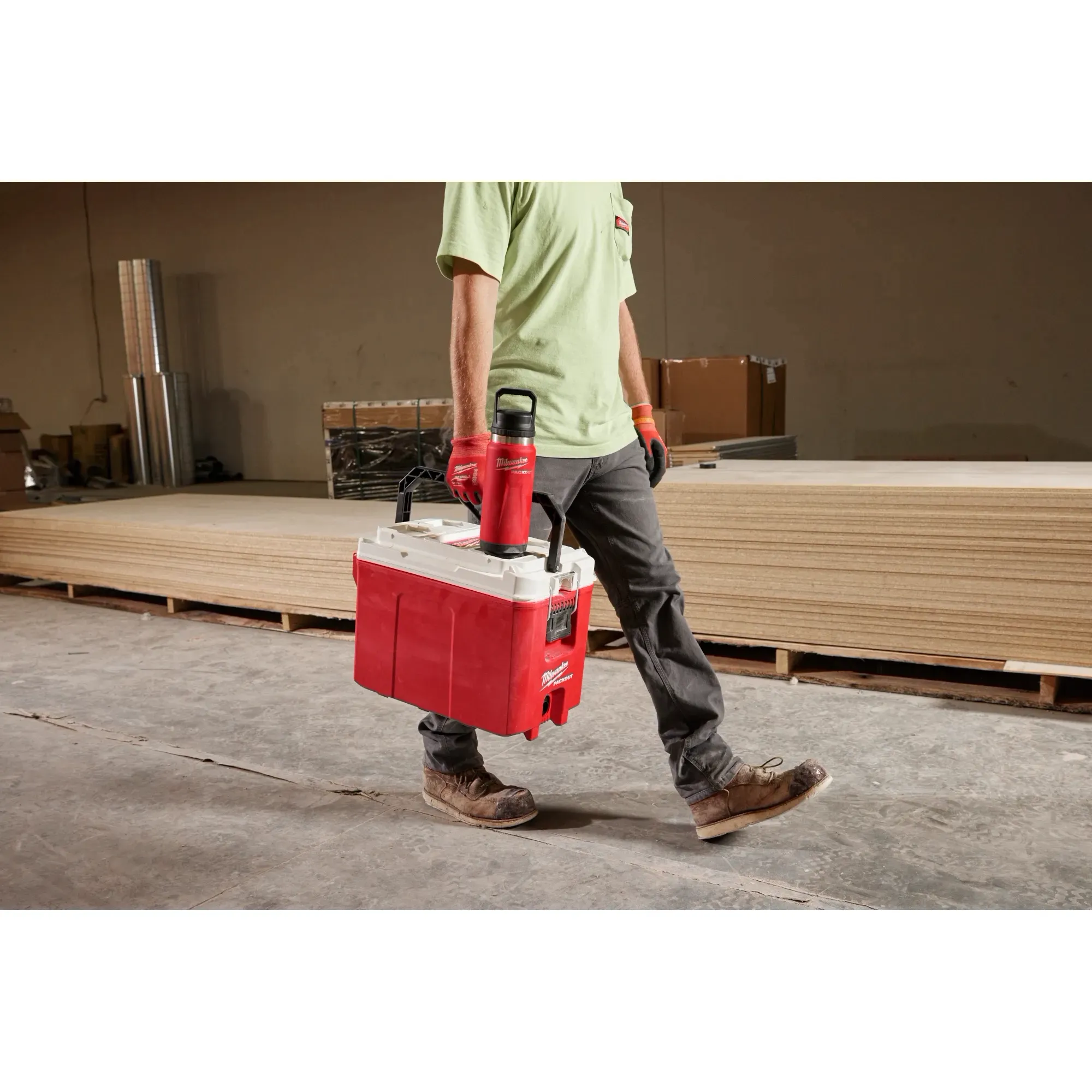 Milwaukee 48-22-8396R PACKOUT™ 24 oz 18/8 Stainless Steel Red Insulated Bottle with Chug Lid - Image 9