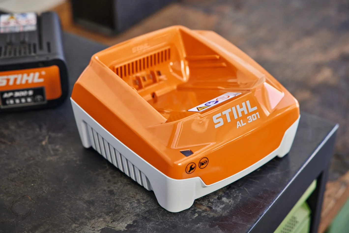 STIHL EA094305506 AL301 High Speed Battery Charger - Image 2